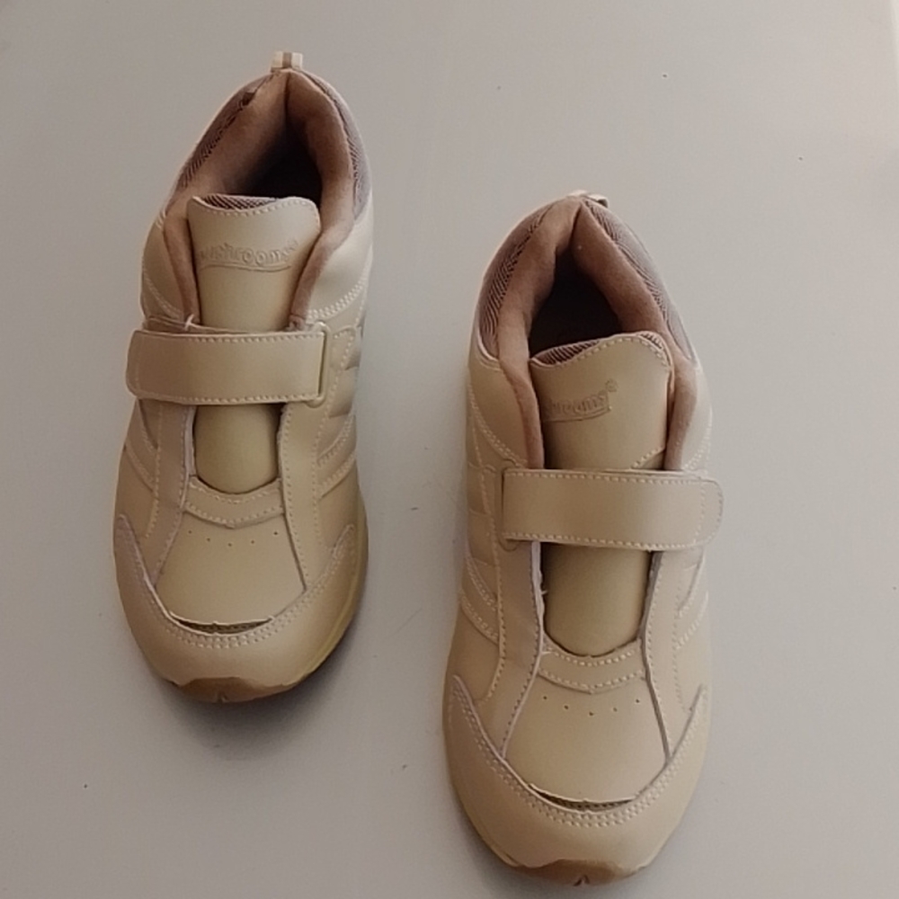 Big boy's Mushrooms upper Leather Sneaker. Size 7W